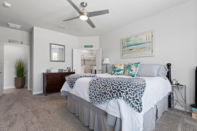 Building Photo - "Charming 3-Bedroom Retreat with 2 Baths i...