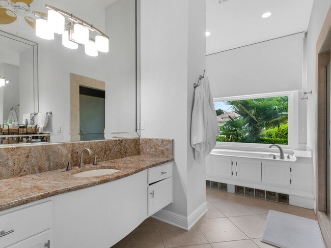 Building Photo - Stunning Furnished 3-Bedroom Golf Course H...
