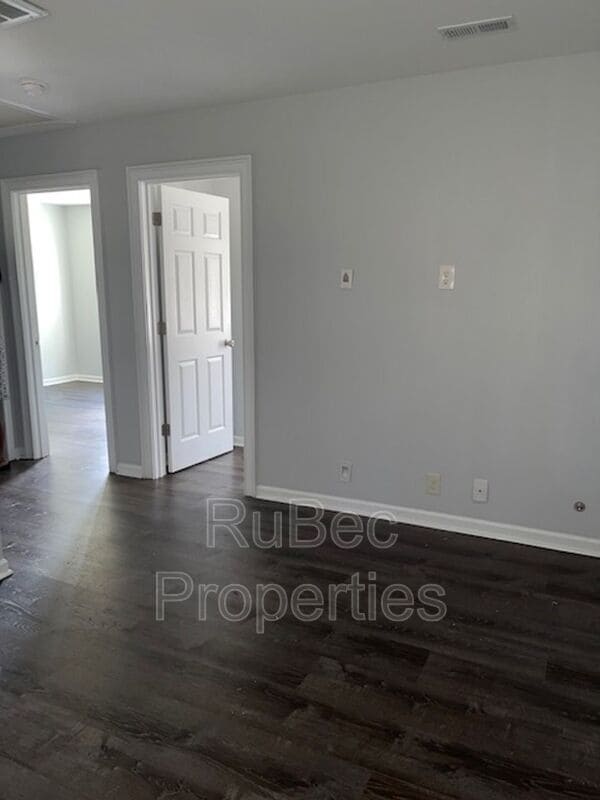 Building Photo - 1025 Holland Ave