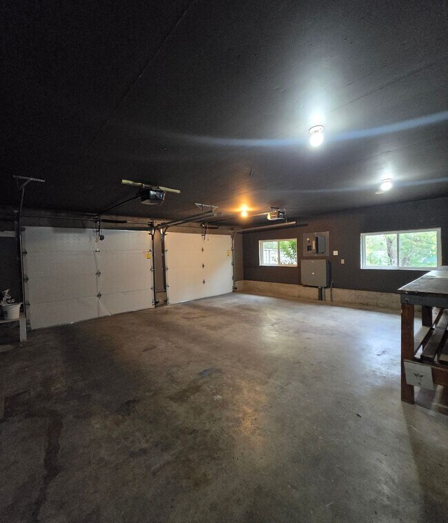 Building Photo - ***PENDING APPLICATION***4 Bedroom, 2 Bath...