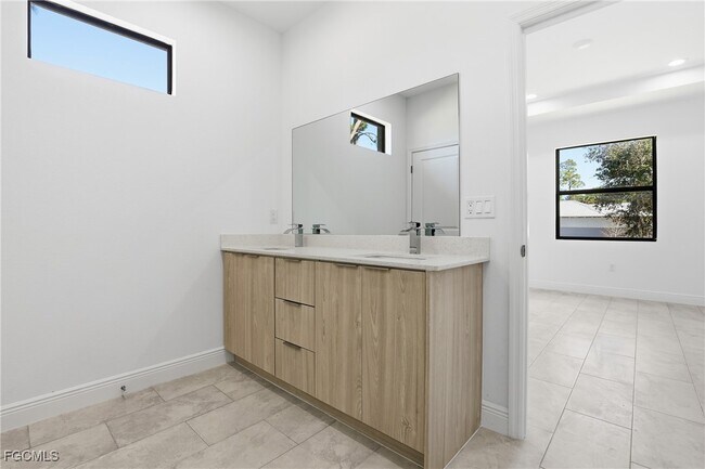 Building Photo - 1087 Rugby Cir