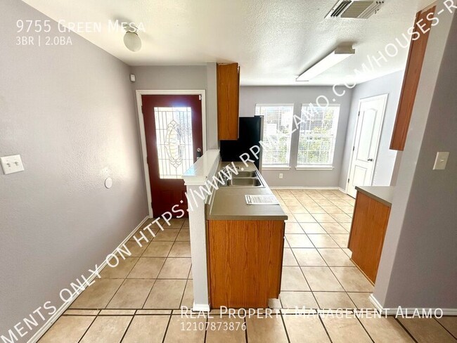 Building Photo - AVAILABLE NOW! 3 Bedroom / 2 Bath Home Nea...