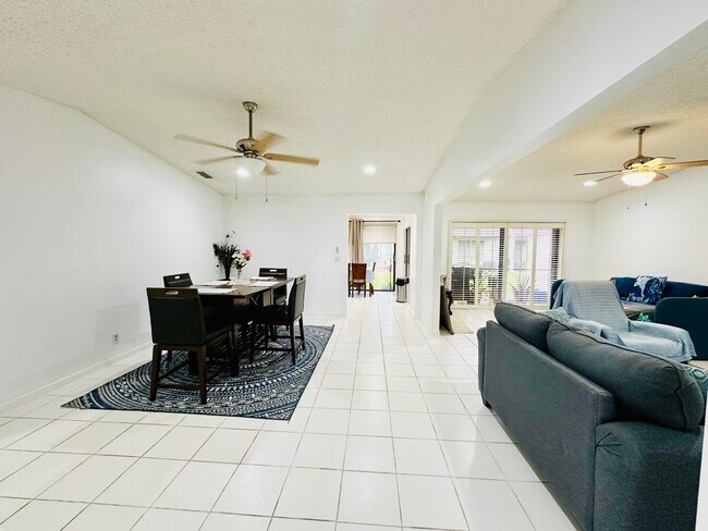 Building Photo - 5077 Forsythia St