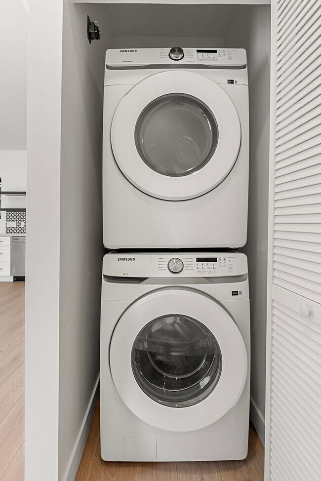 Building Photo - Stunning brand new construction, modern lu...