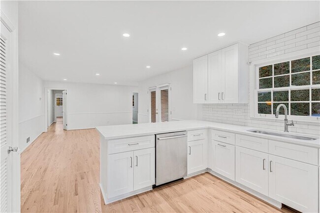 Building Photo - 2713 Briarlake Rd NE