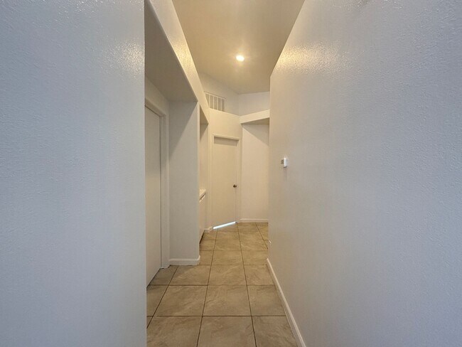 Building Photo - Renovated Spacious East Lancaster Single Story Home