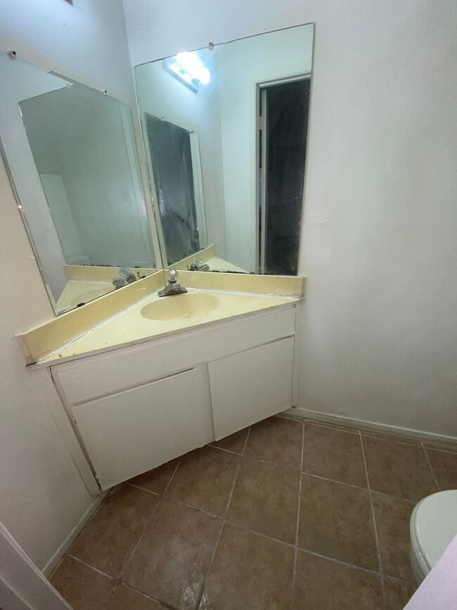 Building Photo - 1 bed 1.5 bath Apply now! $200 Move in Special