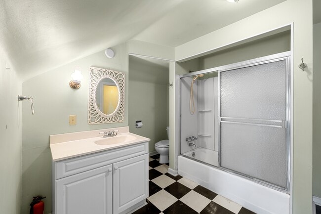 Building Photo - 2004 Hillcrest Rd