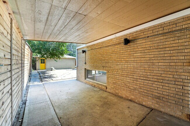 Building Photo - Great Property in the DU area!