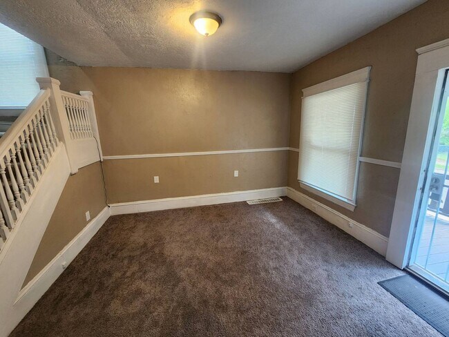 Building Photo - Charming 4-Bedroom Property in Prime Location