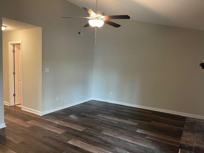 Building Photo - Great two bedroom, two bath duplex in Hunters Creek.