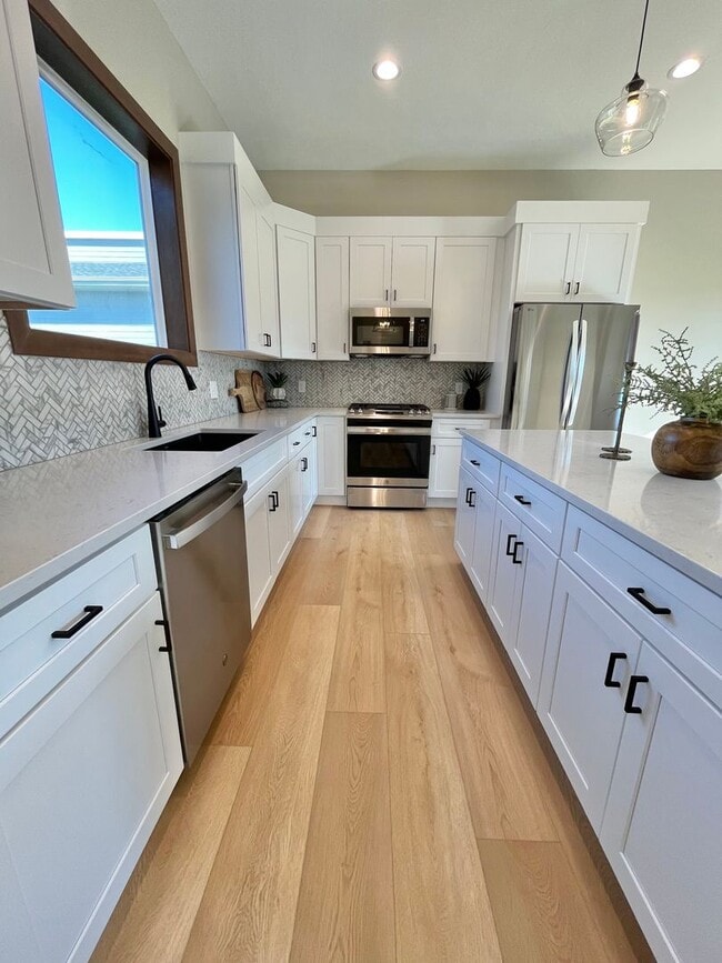 Building Photo - Stunning 5 Bed/2.5 Bath Townhome!