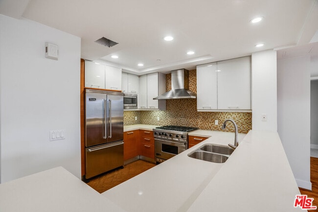 Building Photo - 1517 S Bentley Ave