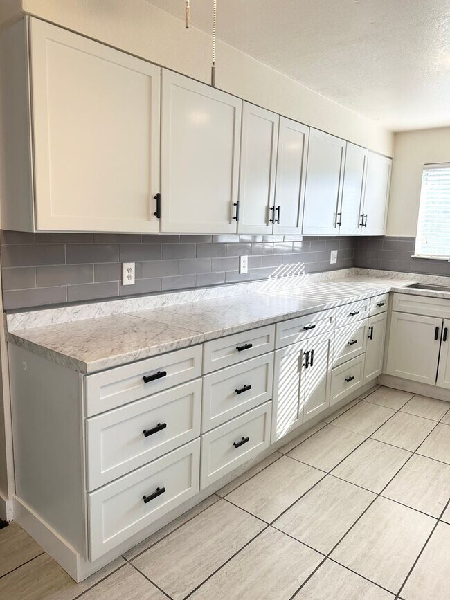 Building Photo - For Rent – 4302 W Kennewick Ave #1
