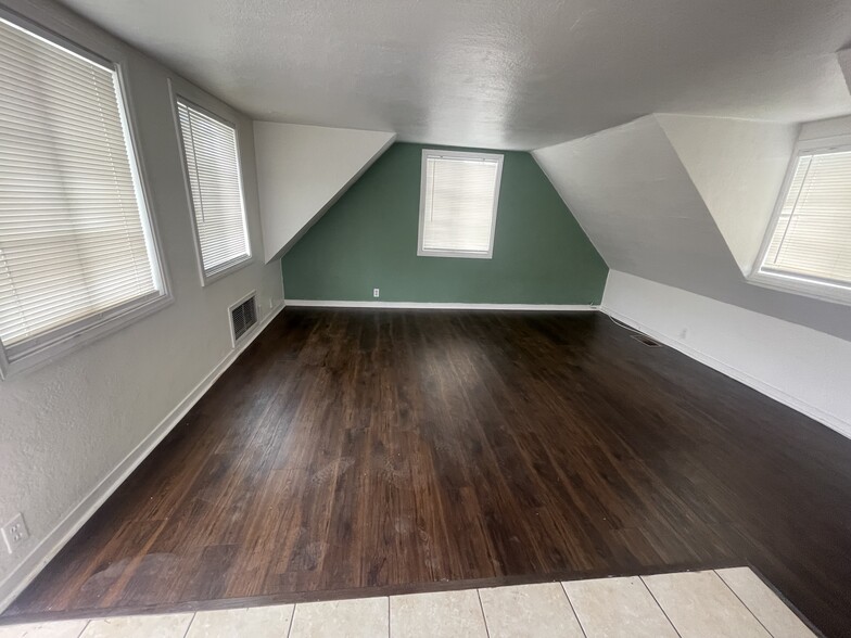 Living room - 1131 E Whiting Ave