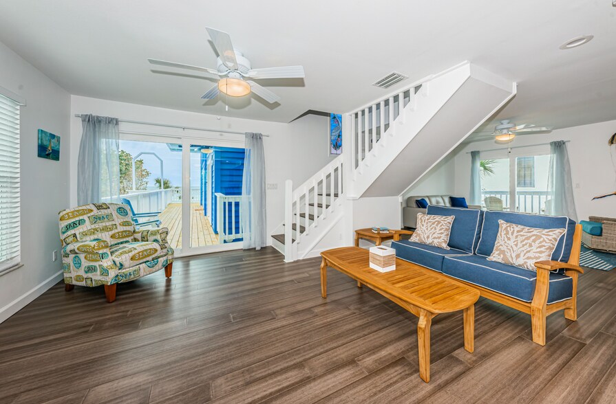 Lounging Den - 8432 W Gulf Blvd