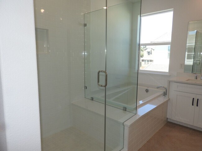 Building Photo - Beautiful Smart Home in Granite Bay  With Solar!!