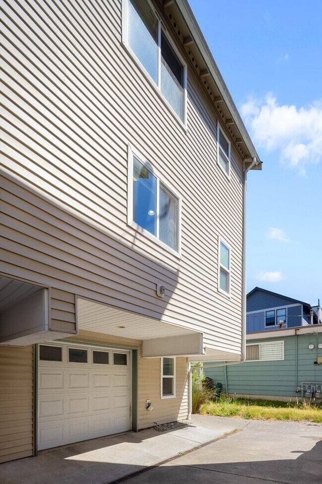 Building Photo - 3 bedroom/ 2.5 bathroom townhouse in Licton Springs
