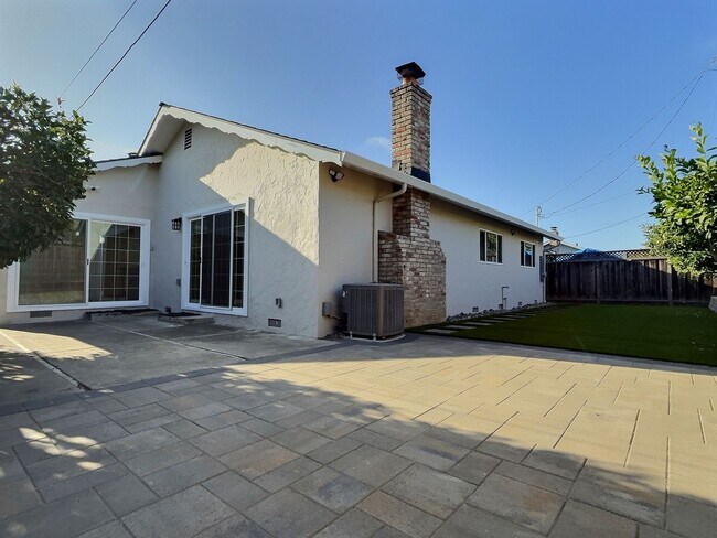 Building Photo - 3BD/2BA - Updated Charming Single Family Home in Great Location!