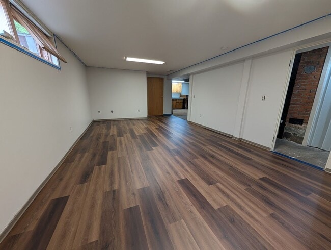 Building Photo - 4 Bedroom 2 Bath Pet-Friendly Normal Hill House