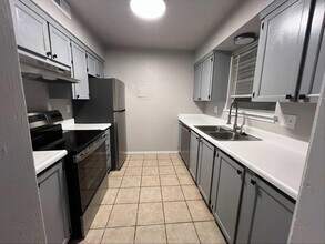 Building Photo - 1229 Lakecrest Dr