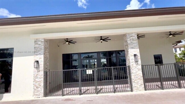 Building Photo - 752 NE 208th Ln