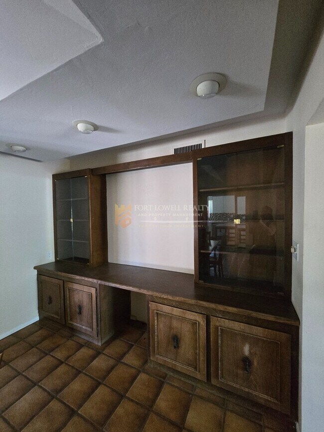 Building Photo - Vintage 3 Bedroom, 2 Bath Home with all the Modern Conveniences!!