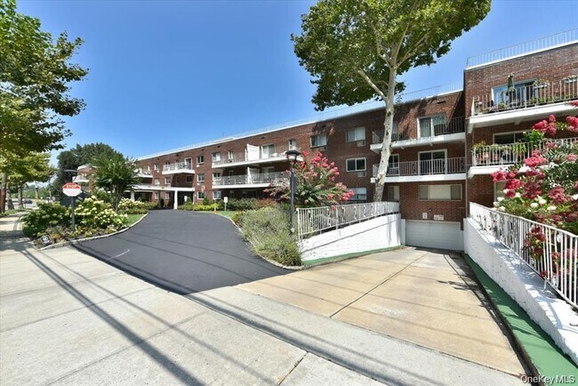 Building Photo - 320 E Shore Rd