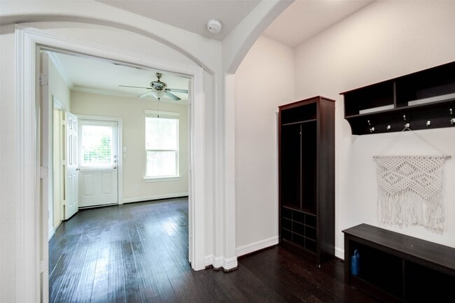 Building Photo - 2710 Shadybrook Meadow Dr