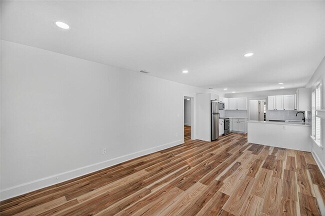 Building Photo - 1767 Scranton St S