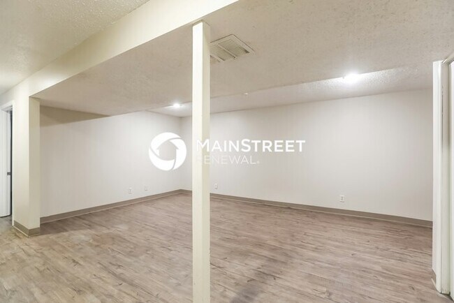 Building Photo - 3 Bedroom Pet-Friendly Home in Kansas City, MO with Main Street Renewal