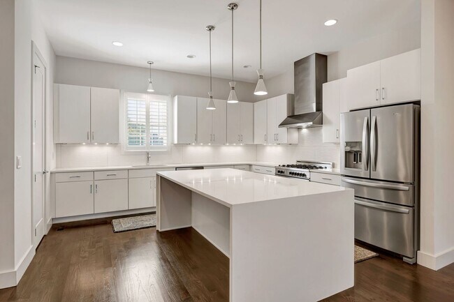 Building Photo - Modern living in Salemtown!