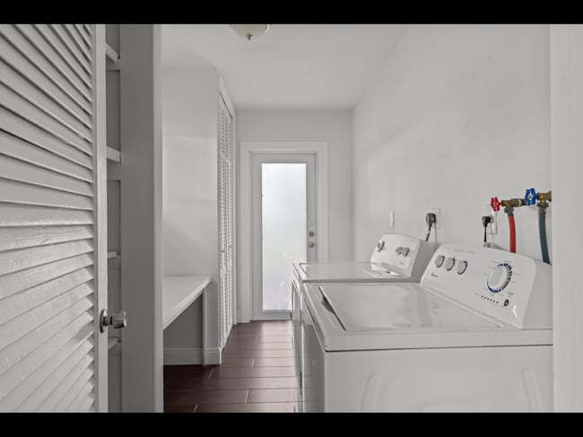 Building Photo - 2133 NE 56th Ct