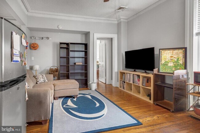 Building Photo - 3017 W Girard Ave