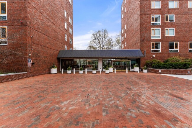 Building Photo - 975 Memorial Dr