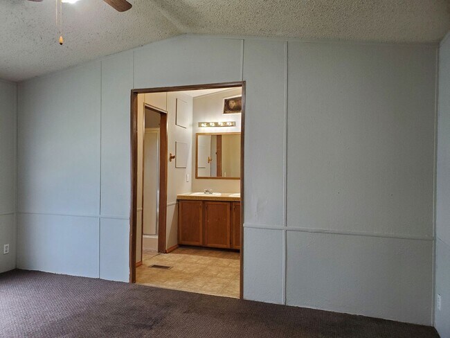 Building Photo - 200 cedar cove lane