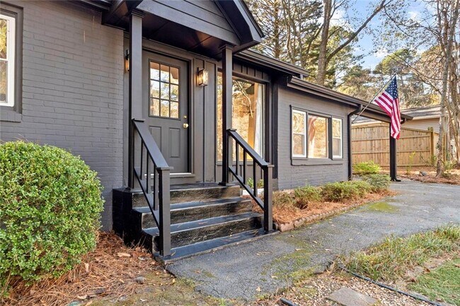 Building Photo - 1333 Victor Rd NE