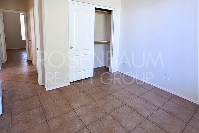 Building Photo - Gorgeous 3-bedrooms, 2-baths home in the h...