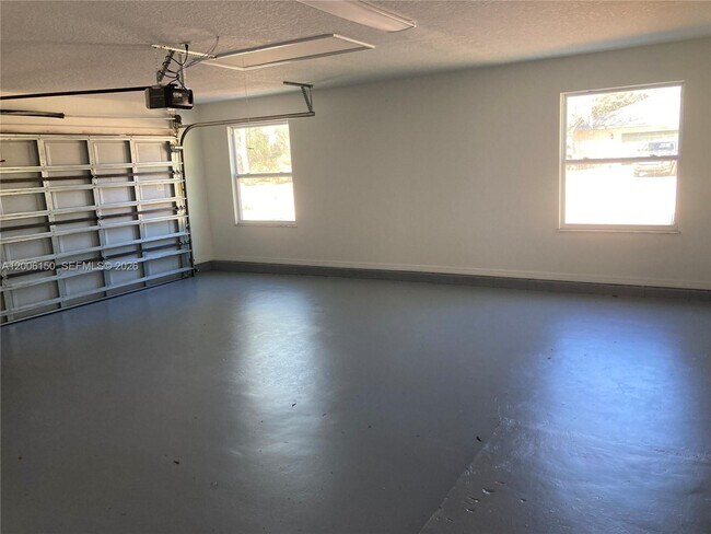 Building Photo - 2020 NE 11th Pl