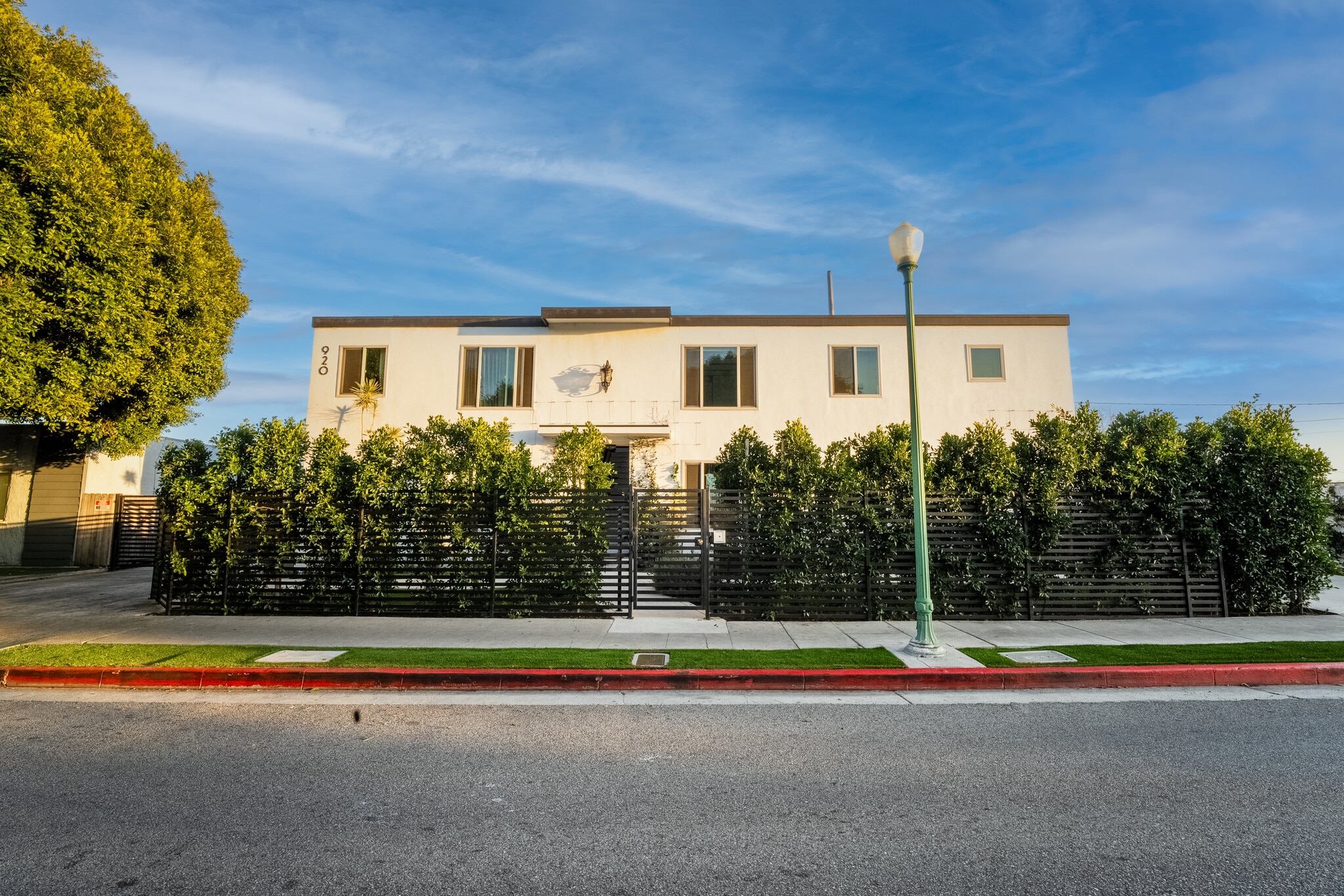 Building Photo - 920 Marine St