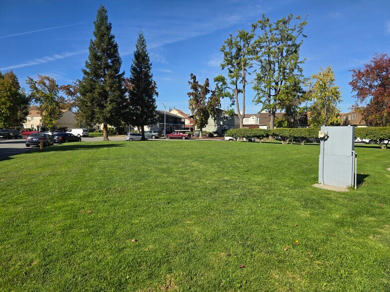 Building Photo - 1751 Ross Cir