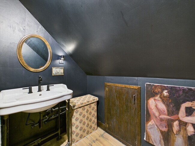 Building Photo - COMING SOON! Charming Cottage in the Center of Town