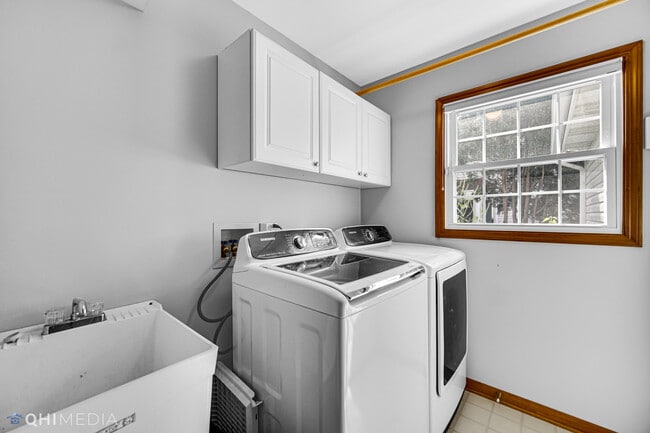 Building Photo - 1341 E Thacker St