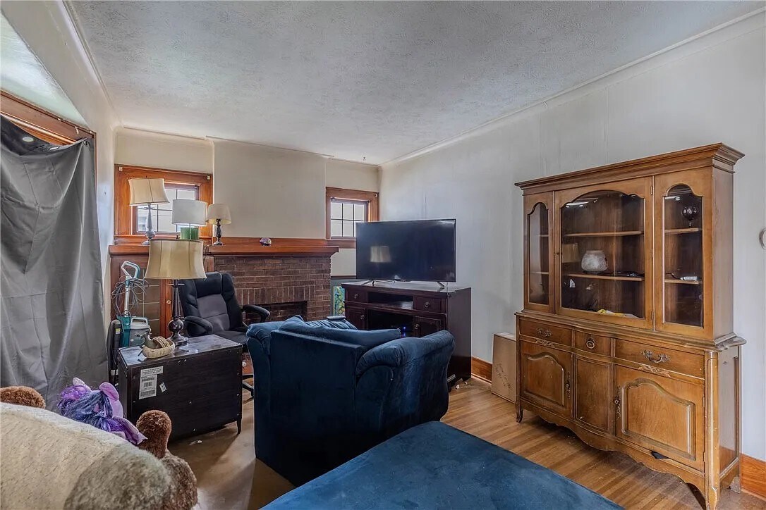 Family room - 282 Roxborough Rd