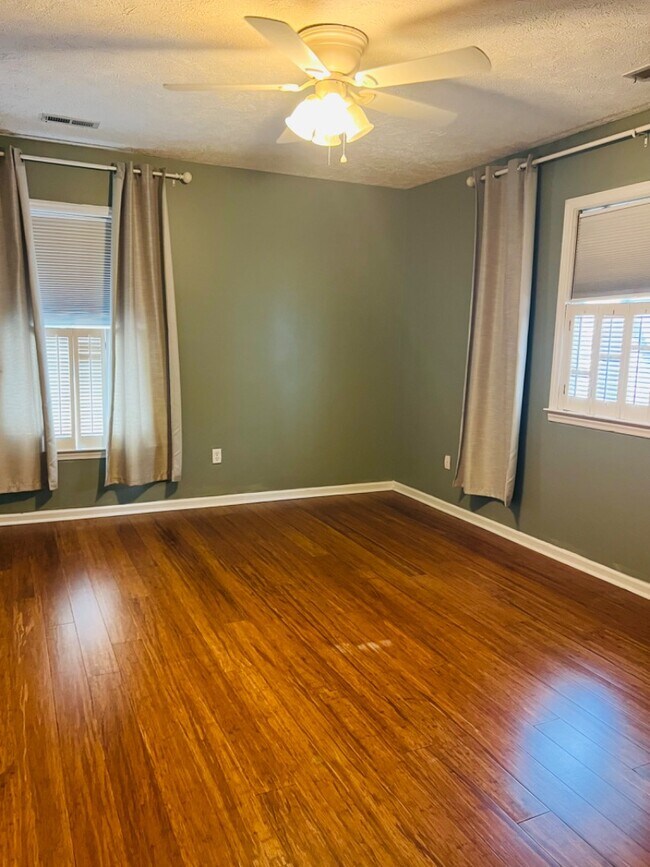 Building Photo - 208 Elmhurst Rd