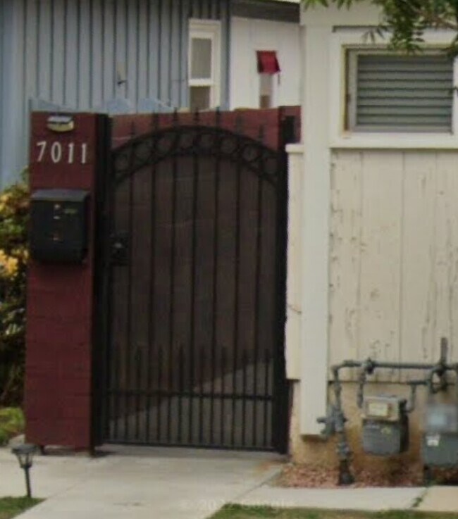 Walk in gate. - 7011 Jumilla Ave