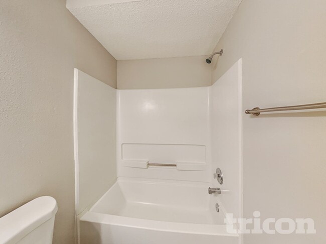 Building Photo - 940 Ravine Dr