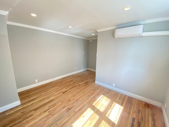 Building Photo - 1229 W Porter St