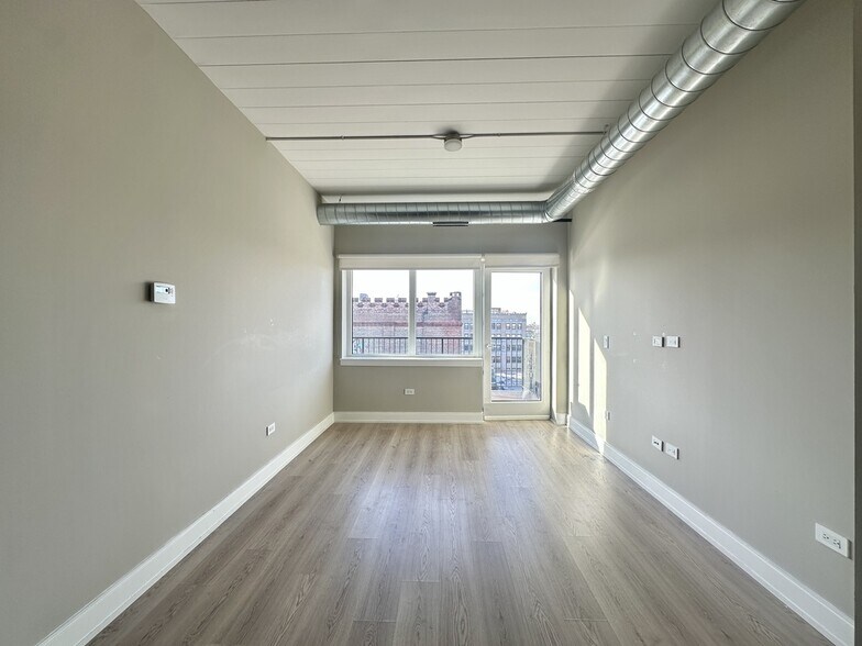 Building Photo - 941 W Belmont Ave