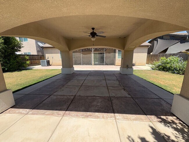 Building Photo - SE Visalia home Coming Soon!!
